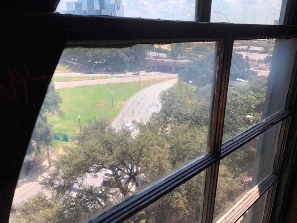 Vereinigte Staaten - Dallas - Ein Blick aus dem sechsten Stock auf den Straßenabschnitt, auf dem JFK tödlich angeschossen wurde.