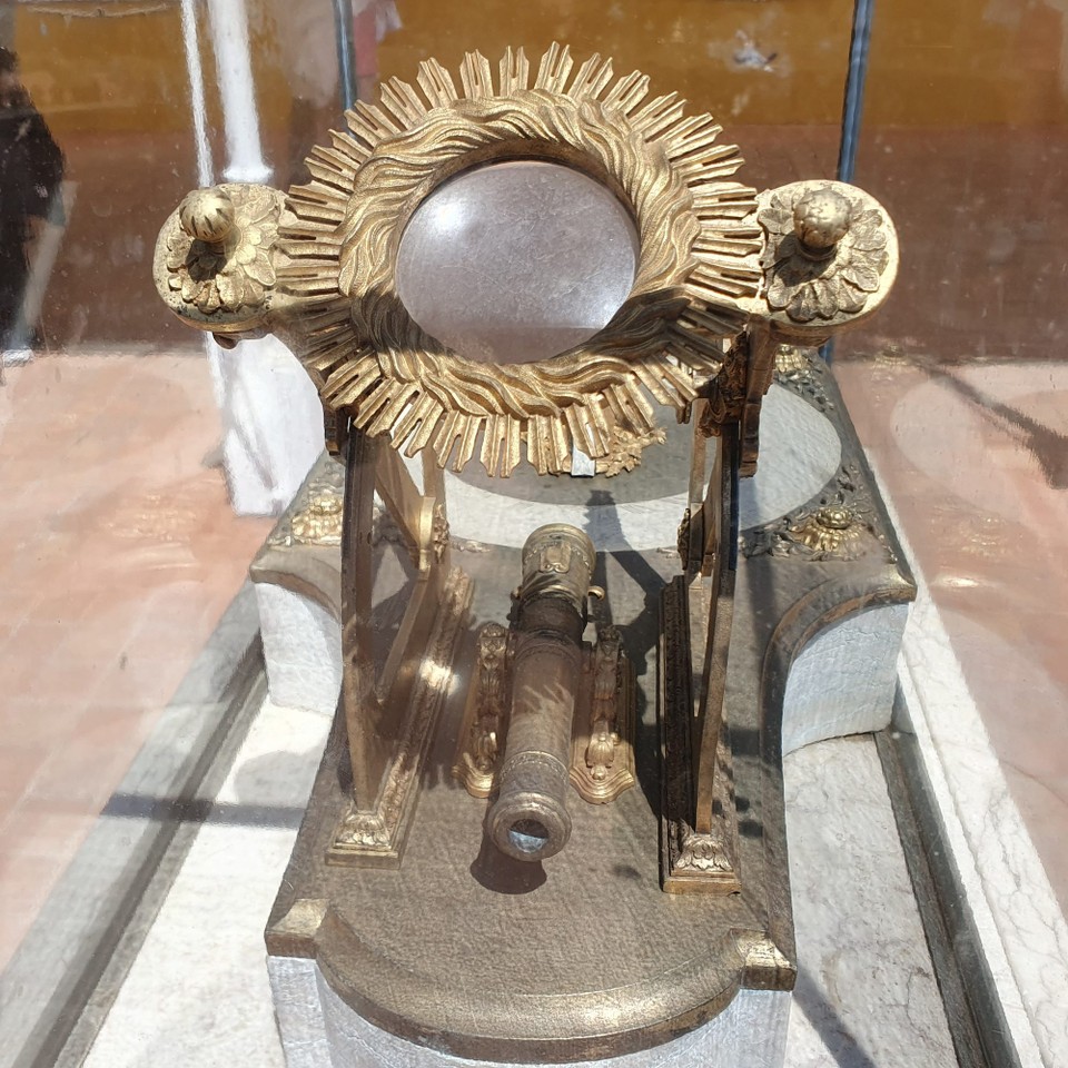 Portugal - Sintra - Eine Sonnenuhr mit Kanone. 
