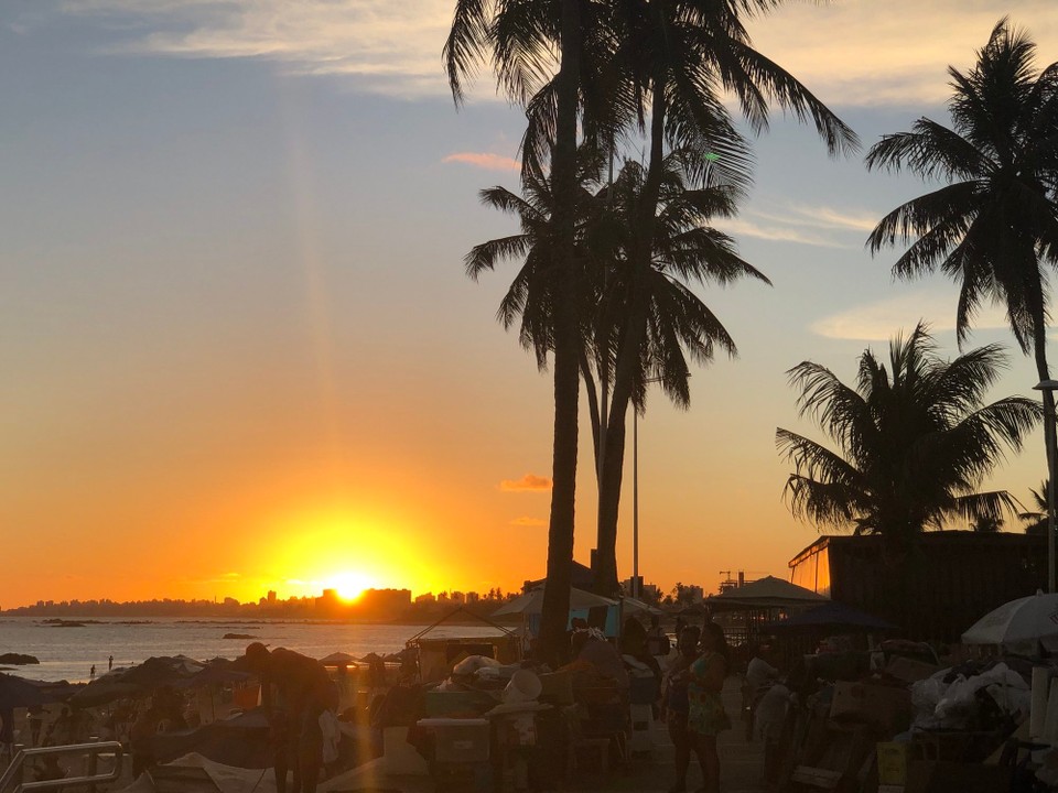 Brasilien - Salvador - Itapuã mit Blick Skyline Salvador