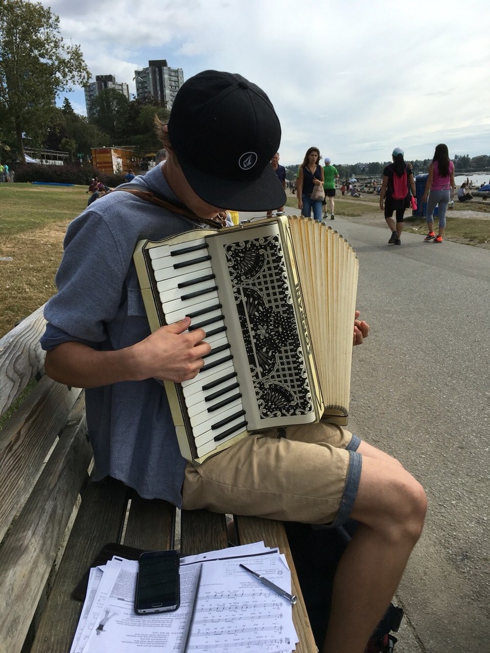  - Kanada, Vancouver - Im Stanley Park durfte ich dann dem Tim beim Akkordeon spielen zuhören 
(Danke nochmal für den Tipp mit dem Stanley Park) 