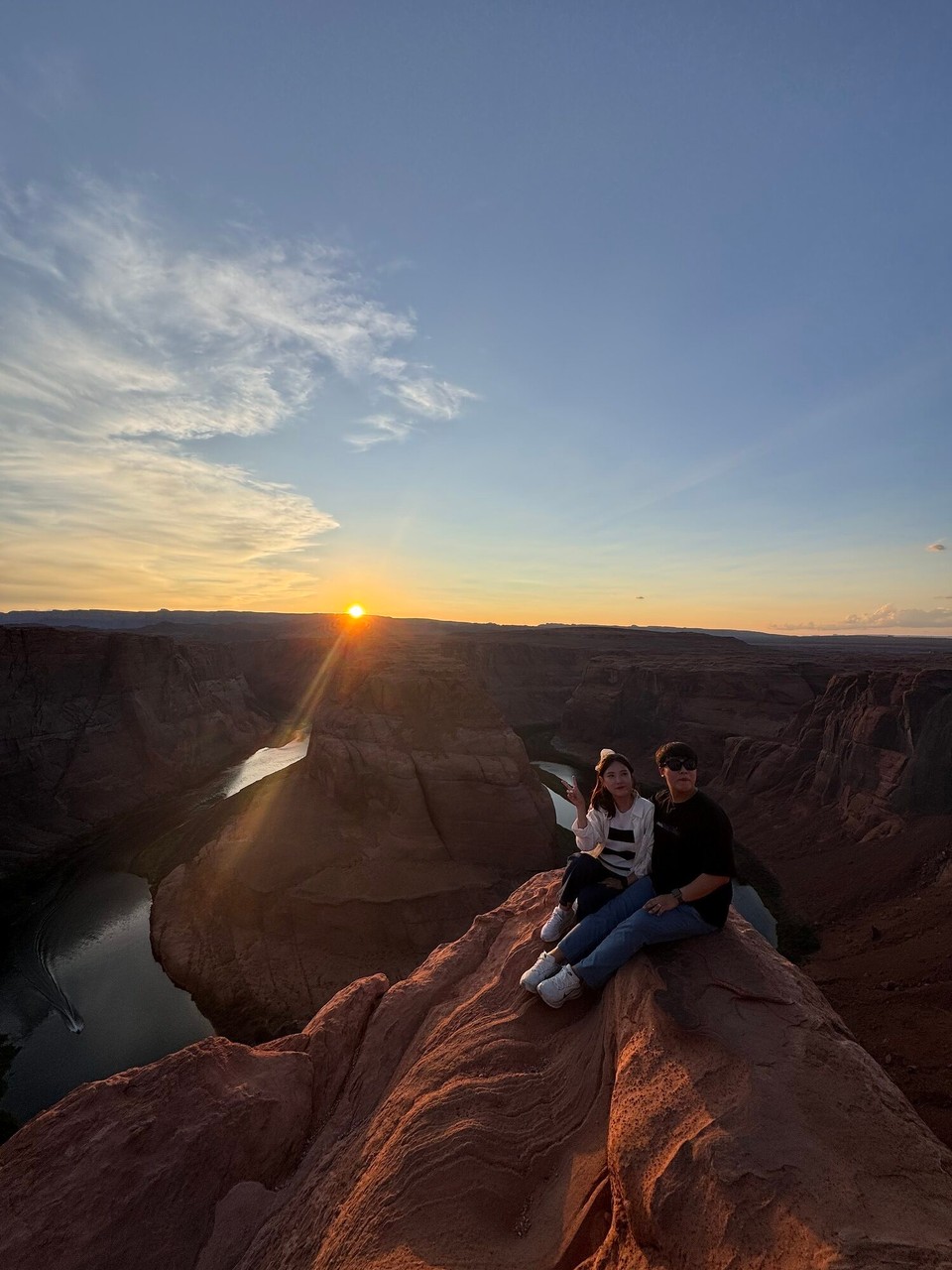 Vereinigte Staaten - Page - Mier hend dänkt es wird ned so viel Lüth ha, aber mier hend üs tüscht. Es hed soooo viel Lüth gha. Ich ha nonie so en hecktische Sunneuntergang gseh. Es hed Asiate gha wo alles geh hend fürs Perfekte Bild und so wiet füre gstande sind, alli rundume hend müesse wägluege, wills so gfährlich gsi esch🙈