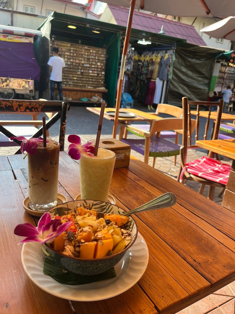 Thailand - Bangkok - Had a pamper evening last night, so woke up early and got myself out to this place near my hotel I’ve wanted to try for breakfast. I had a muesli & fruit bowl, an iced coffee and a banana and pineapple smoothie for £7. I watched the world go by and enjoyed the morning sunshine 🌞