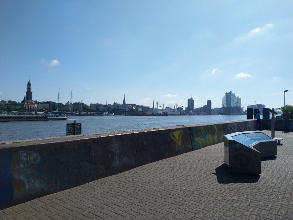 Deutschland - Hamburg - Und......... geschafft. I made it. Ein sehr erhabener Moment. Angekommen am Alten Elbtunnel, gegenüber der Landungsbrücken.