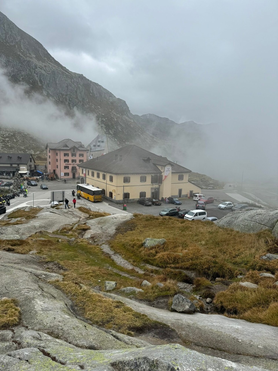 Schweiz - Airolo - Auf dem Gipfel: Museum, Restaurant, Fressbuden und ….