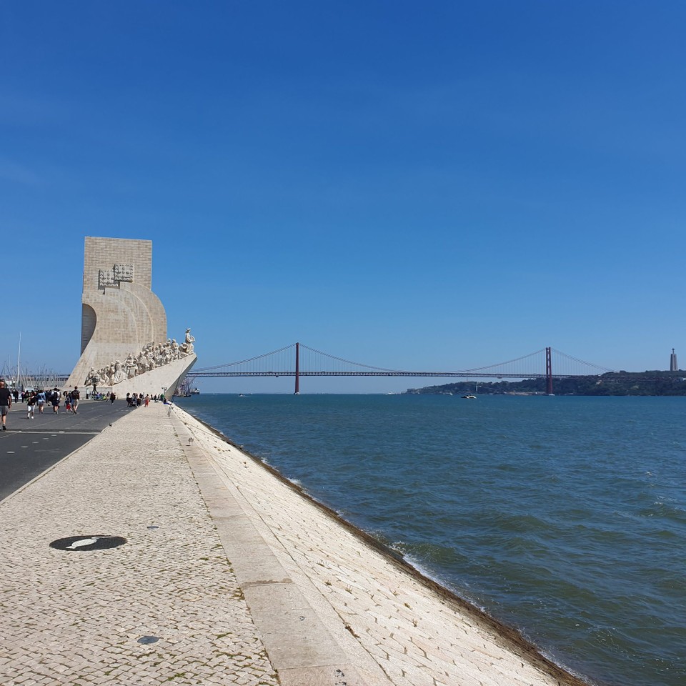 Portugal - Lissabon - Direkt gegenüber am Flussufer des Tejo liegt das adrão dos Descobrimentos, das Denkmal der Entdecker.
