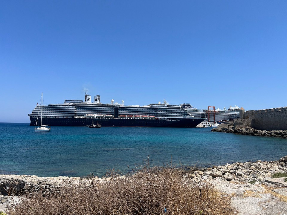 Griechenland - Rodos - Eines von vielen Kreuzfahrtschiffen im Hafen, die aber irgendwie das idyllische Stadtbild stören.
