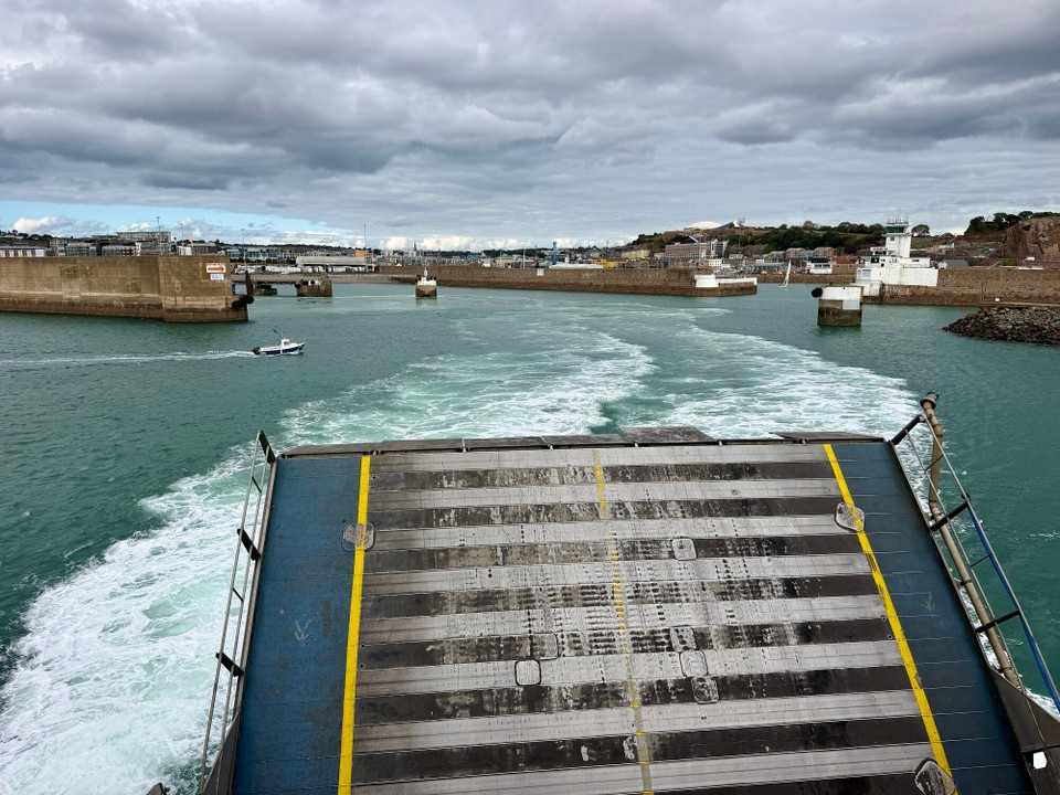 Vereinigtes Königreich - Castel - Mit der Fähre dauert die Überfahrt nach Guernsey nur eine Stunde