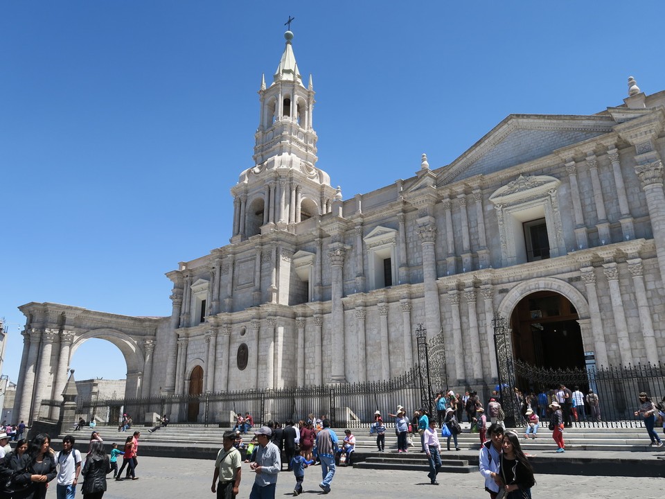 Peru - Arequipa - la cathédrale en pierre de silar,  roche volcanique des environs