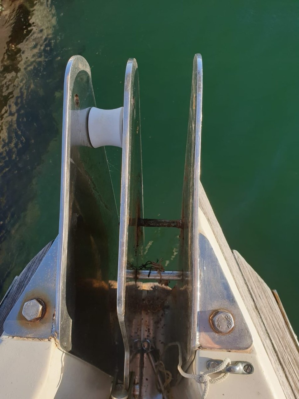 Ireland - Monkstown - Kevin wanted to have a closer look at the bow roller and make sure the anchor is secure. Sadly it’s not just a case of replacing the nylon roller as it is a bespoke piece welded together. A job for winter in the yard. 