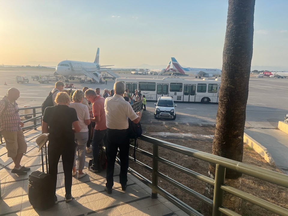 Griechenland - Paradeisi - Jetzt dürfen wir raus zum Bus, der uns zum Flughafen bringt. Noch sind wir vollkommen im Zeitplan.