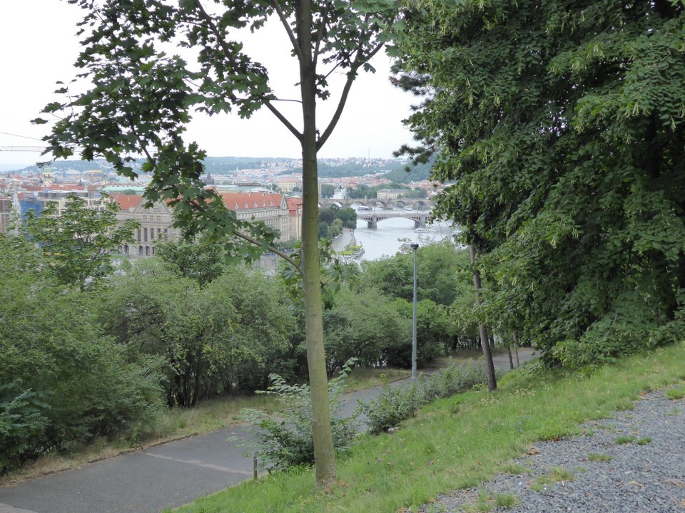 Tschechien - Prag - Damit hatte ich allerdings nicht gerechnet. Ich hatte mir eine hübsche Route durch Grünanlagen rausgesucht, nicht ahnend, dass man mir mein Ziel so wunderschön zu Füßen legt. Danke, Komoot 😁