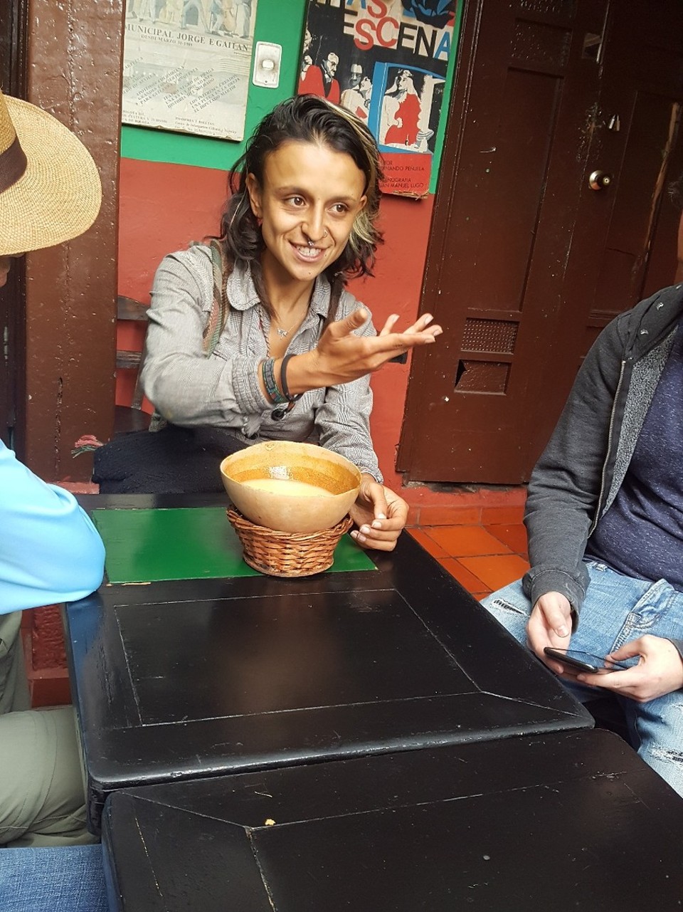 Kolumbien - Bogotá - Für das Ende der Reise habe ich mir noch die free walking und bike tour aufgehoben.
Unser guide hat die kleine Gruppe erstmal zum traditionellen chichi trinken mitgenommen. Ein leicht alkoholisierender drink welchen man traditionell aus einem Behälter trinkt und leicht säuerlich schmeckt. Bei der dritten Runde schmeckte es ziemlich gut.... 