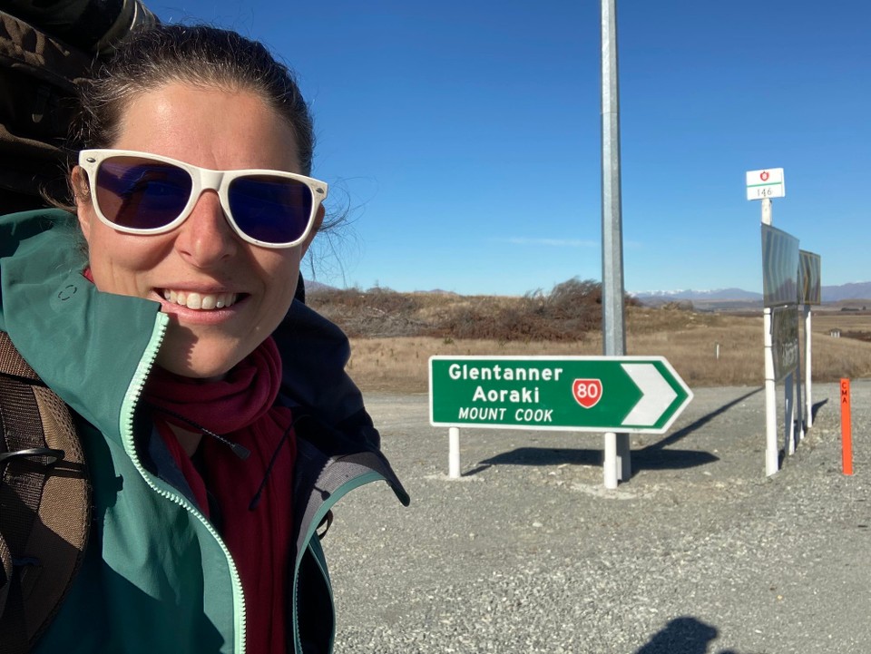 Neuseeland - Pukaki - Und da ist der Abzweig. Ich spring raus, mach ein Bild, halte den Daumen wieder den Fahrern entgegen 🤓 Es hupt und schon geht es mit drei Mädels weiter bis Wanaka 🥳