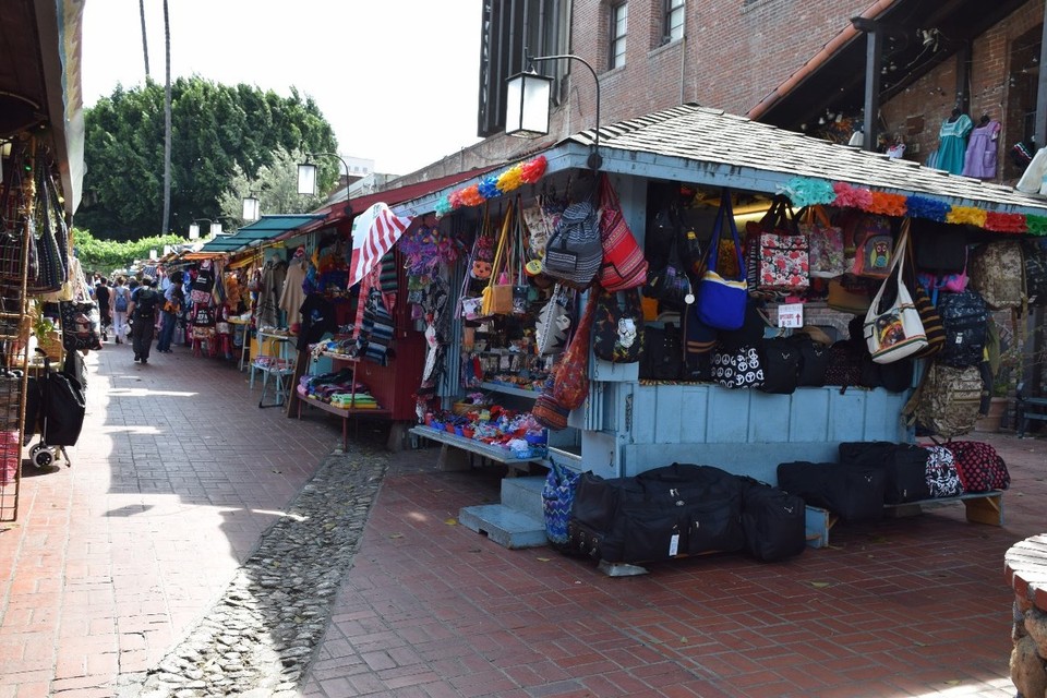 USA - Los Angeles - Straßenhändler mit mexikanischen Souvenirs