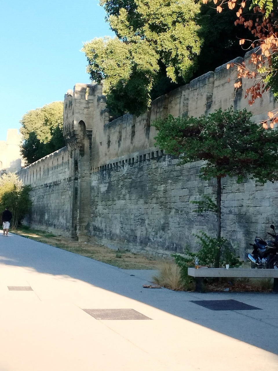 Frankreich - Avignon - Stadtmauer in Avignon..