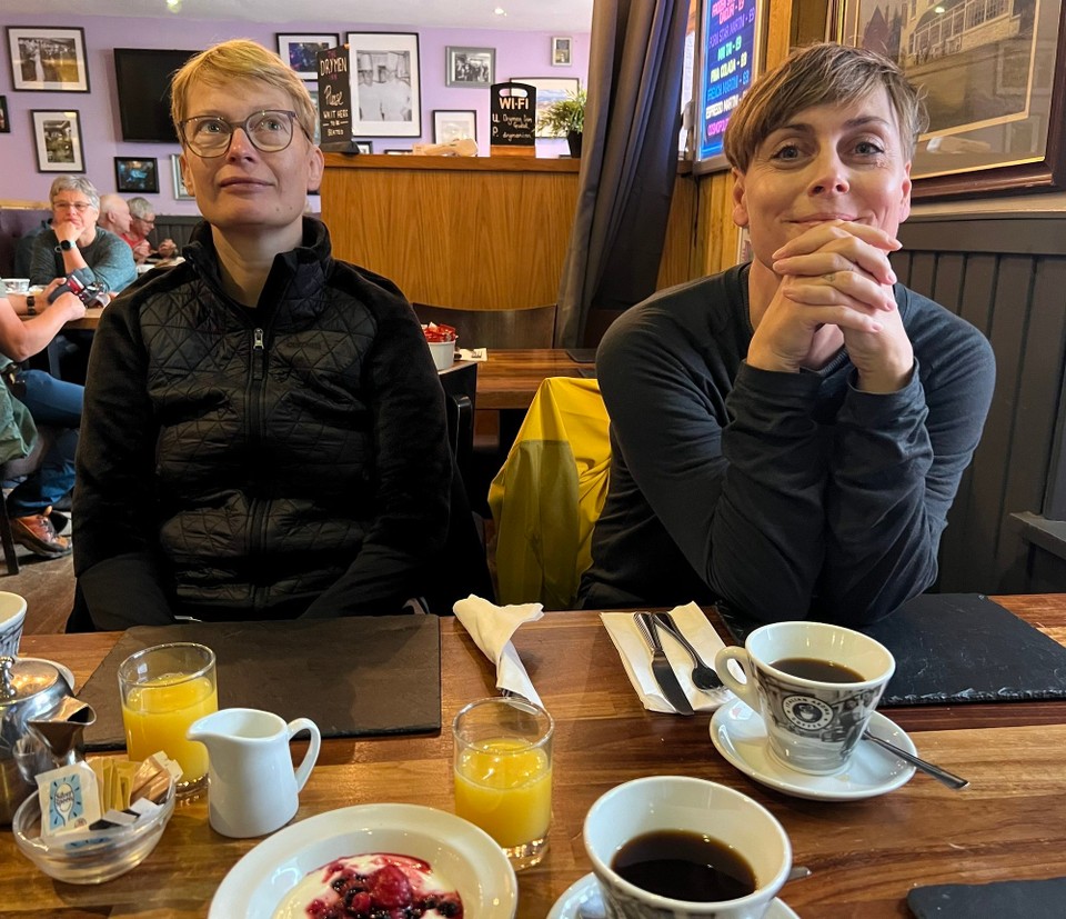 Vereinigtes Königreich - Glasgow - Abgelenkt durch 2 Fernseher!!!