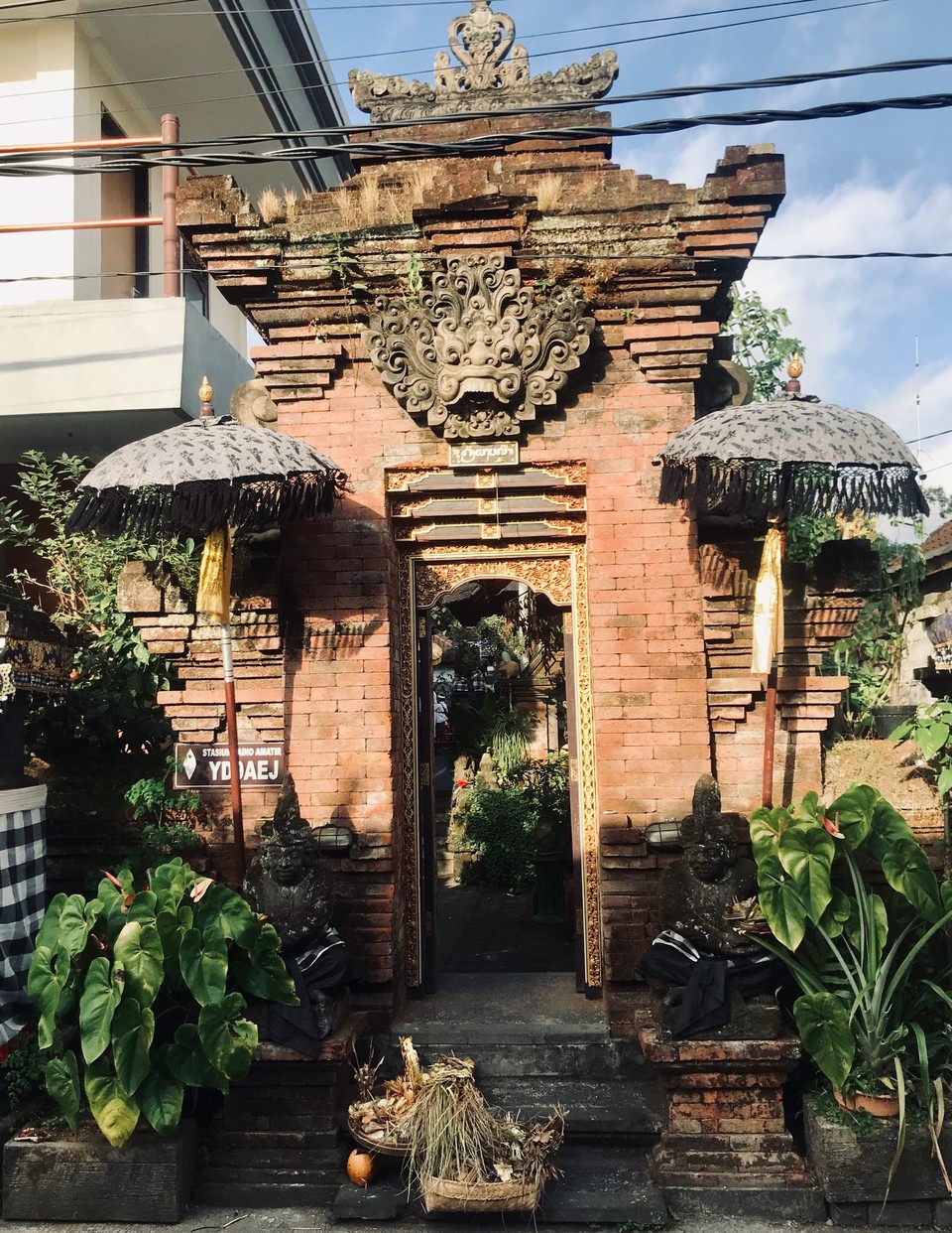 Indonesia - Ubud - Et helt vanlig inngangsparti i Ubud. 