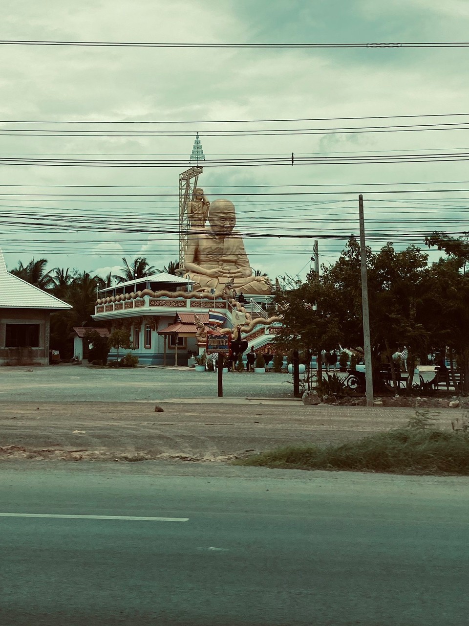 Thailand - Ayutthaya - Am Straßenrand säumen Buddhas den Weg!