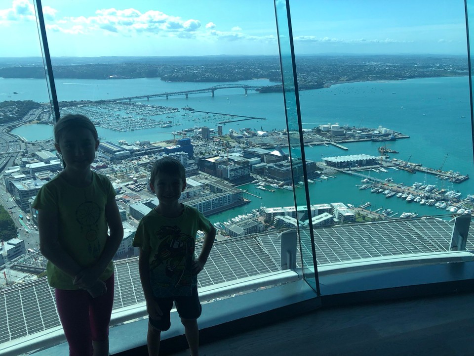 Neuseeland - Auckland - Rechts neben Nicolas Schulter unser Appartement im 6. Stock.