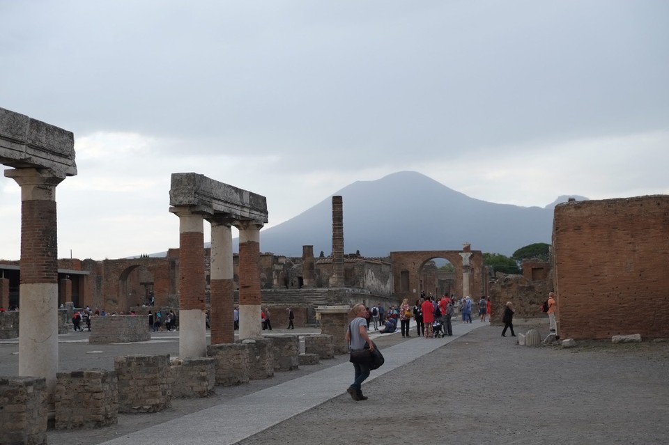 Italien - Pompei - Das Forum und der Vesuv 