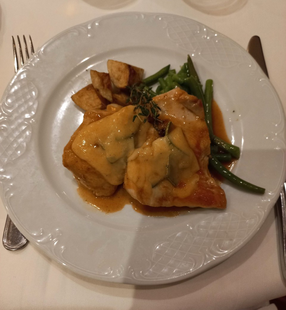 unbekannt - unbekannt - Mit Zucchini und Fontina-Käse überbackenes Putenmedaillon mit Bratkartoffeln und in Butter geschwenkten grünen Bohnen.