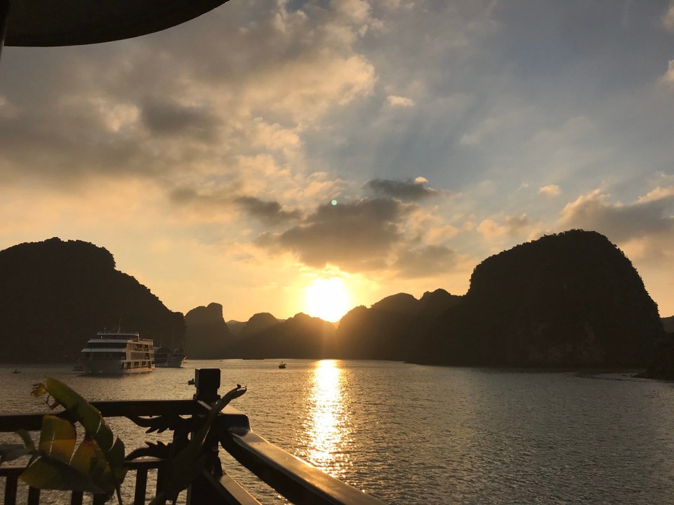 Vietnam - Hạ Long - Sonnenuntergang auf dem
Balkon