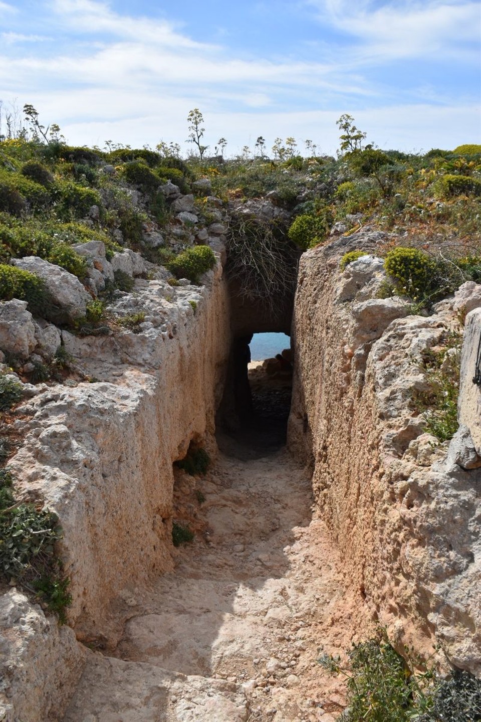 Malta - Ghasri - Etwas weiter des Weges über waghalsige Schotterpisten erblicken wir ein Loch im Fels.
Also nichts wie durch da.