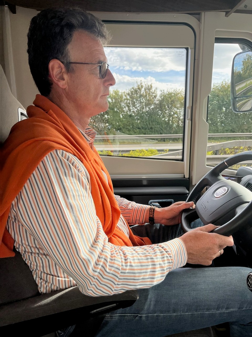 Deutschland - Wiesbaden - Hoch konzentriert - der Silverliner ist ganz schön groß im Vergleich zum Pkw. 
Erster Eindruck: gutes Handling, aber die Federung darf besser werden.