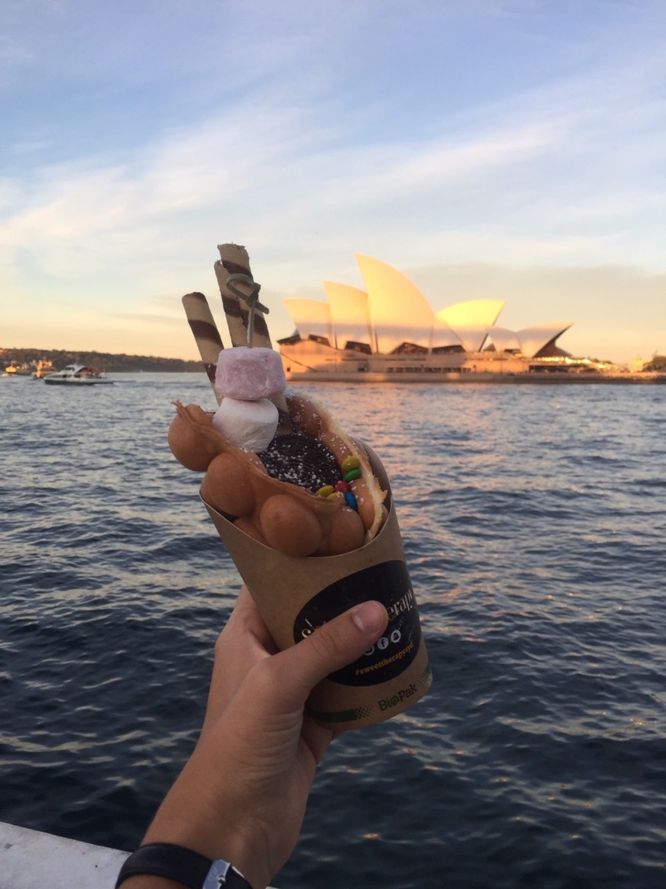  - Australien, Sydney - Mein leckerer Nachtisch 😋 eine Waffel mit Süssis 🍫🍬