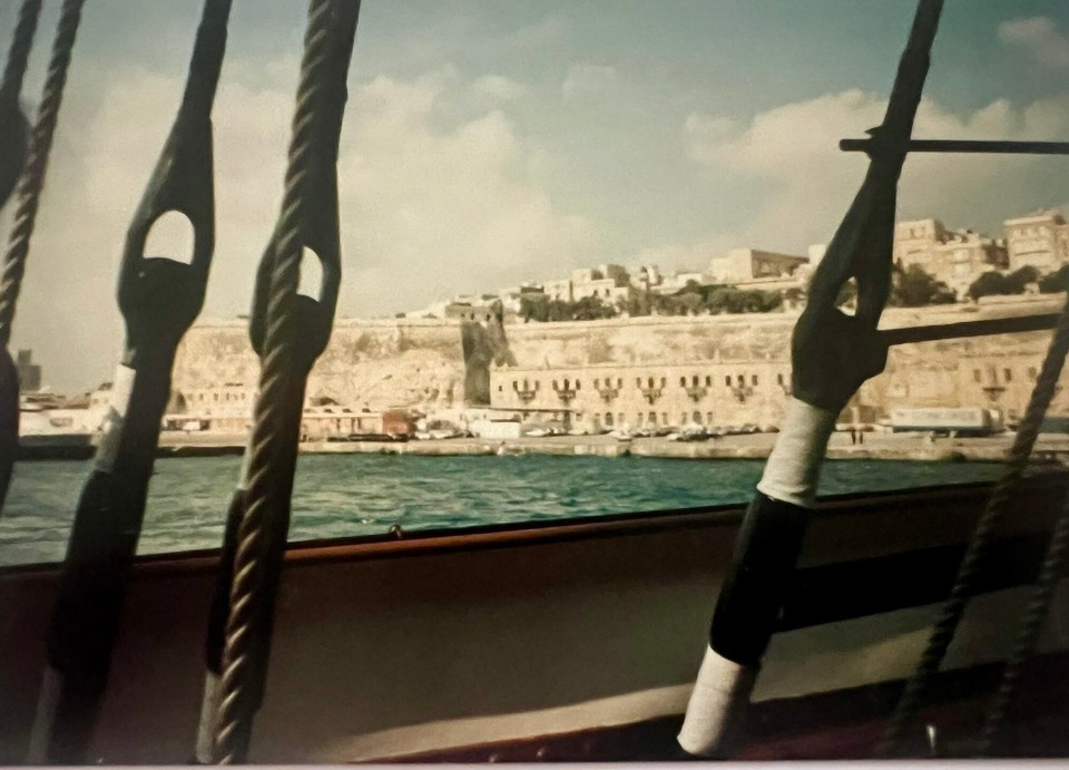 Malta - Floriana - 1995!

Und doch noch wieder erkannt. 
Die Fassade und auch die Farben waren damals schon da. Jetzt gibt es eine kleine Hafenanlage für Boote, Shopping und Gastronomie. 