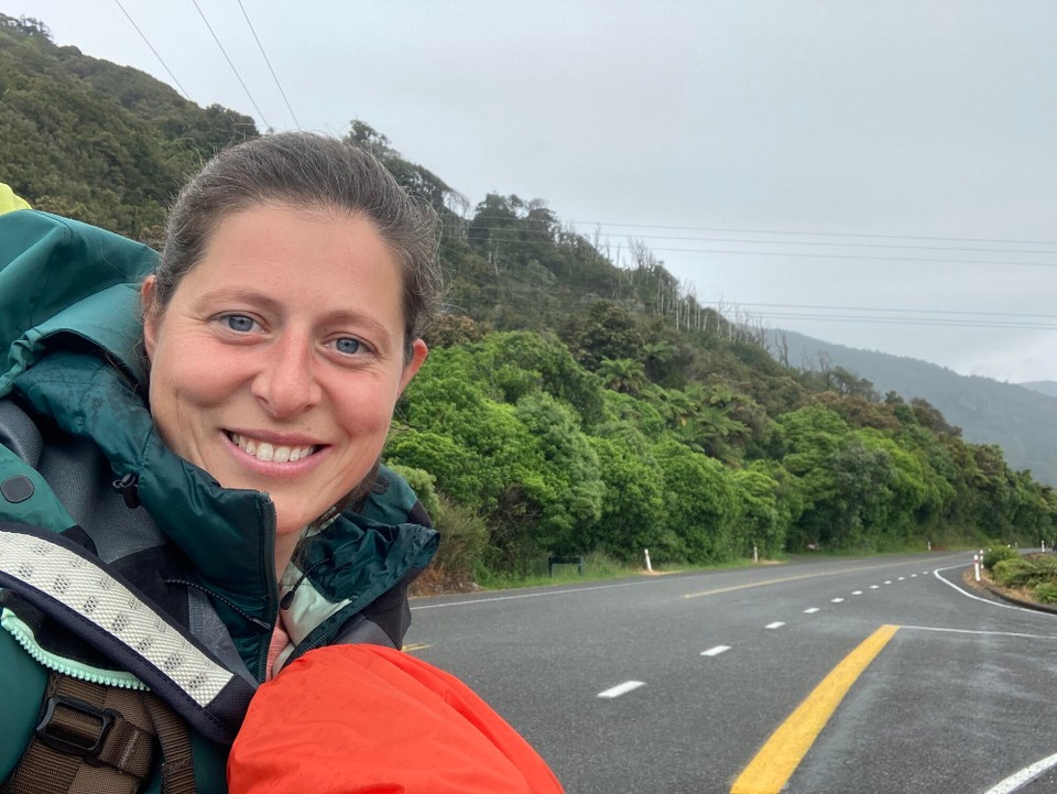 Neuseeland - Paparoa National Park - Irgendwo im Nirgendwo (Barrytown) halte ich zum dritten mal meinen Daum den Fahrern entgegen 😅