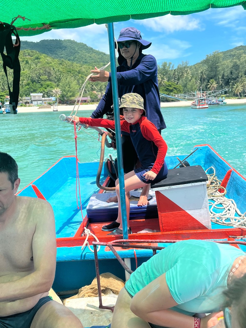 Thailand - Ko Pha-ngan - Piet durfte auch mal steuern. Das hat ihm sichtlich Spaß gemacht.