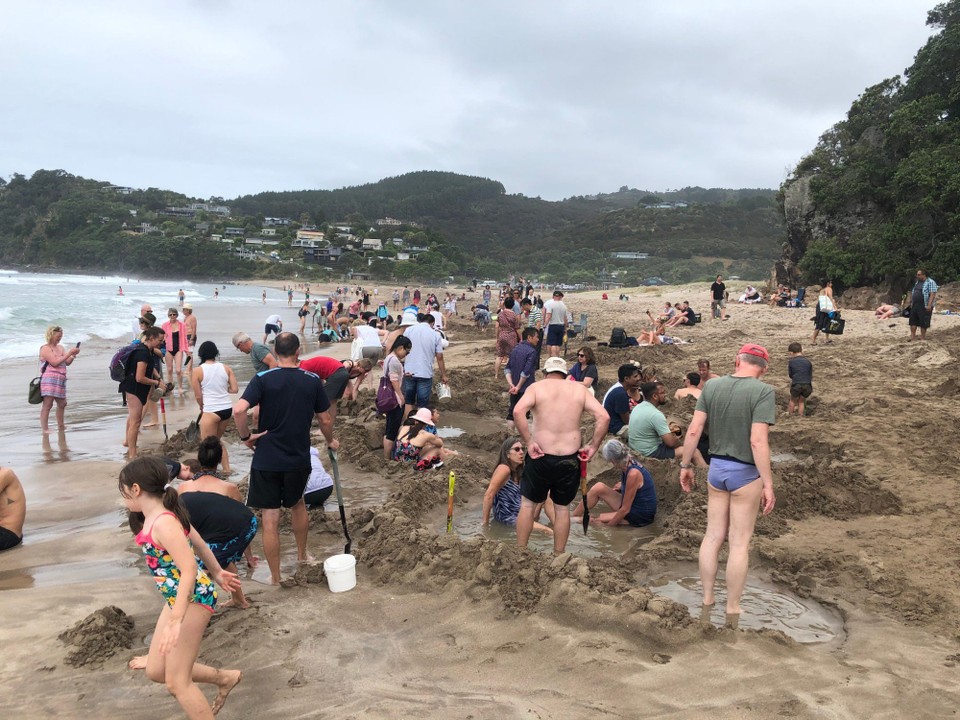 Neuseeland - Cooks Beach - Trotz Menschenmasse haben wir einen heissen Pool für uns gefunden.