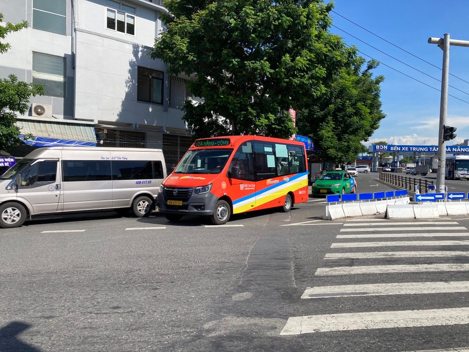 Vietnam - Da Nang - Mit dem kleinen roten Bus gehts …