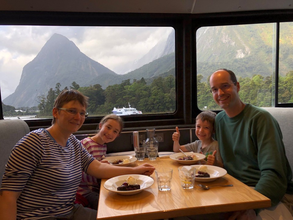 Neuseeland - Milford Sound - Sehr feines Essen von Koch Firmin.
Für die Erwachsenen: Crayfish-Suppe, Cod und zum Dessert Brownie mit Hokey Pokey Eis.
Die Kinder essen Teigwaren ohne nichts und Brownie, auch ohne nichts.