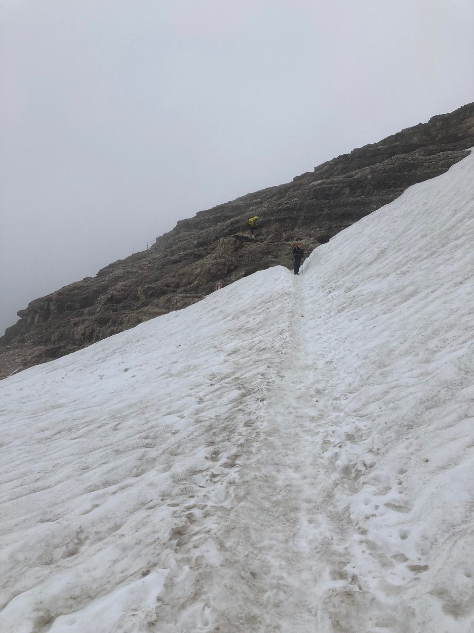 Italien - Livinallongo del Col di Lana - Schneefelder auf dem Weg