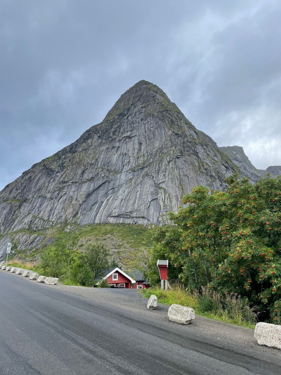 Norwegen - Napp - Reinebringen von unten…