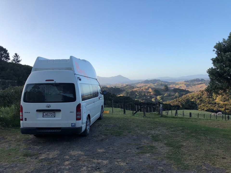 Neuseeland - Whirinaki - Die vorletzte Nacht im Britz verbringen wir in der Okapo Lodge - Wilderness Farm. Mit dieser tollen Aussicht. Zum Abendessen gibt es Chilli con Carne.