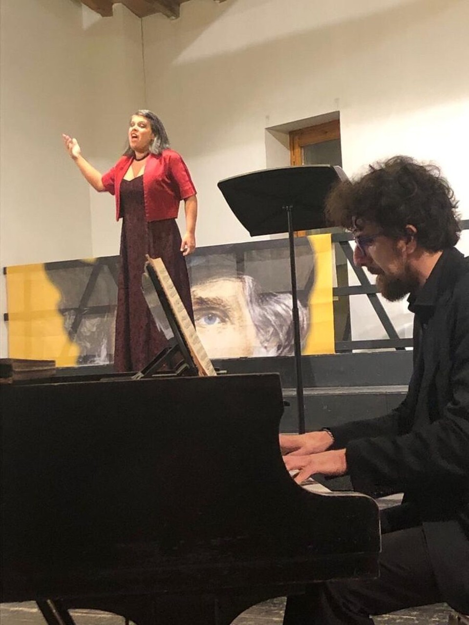 Italien - Parma - …den Raum, „La Traviata“ mal erzählend mit Klavierbegleitung, mal grandioser Sopranstimme und virtuosem Klavierspiel ausgewählte Arien vorzutragen…