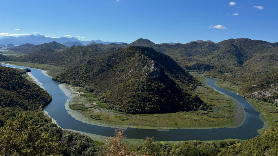 Montenegro - Žabljak - Pavlova Strana ist der berühmte Aussichtspunkt oberhalb von Rijeka Crnojevića, wo sich der Fluss zu einer nahezu perfekten Schleife kräuselt, bevor er in den Skadar-See einmündet.