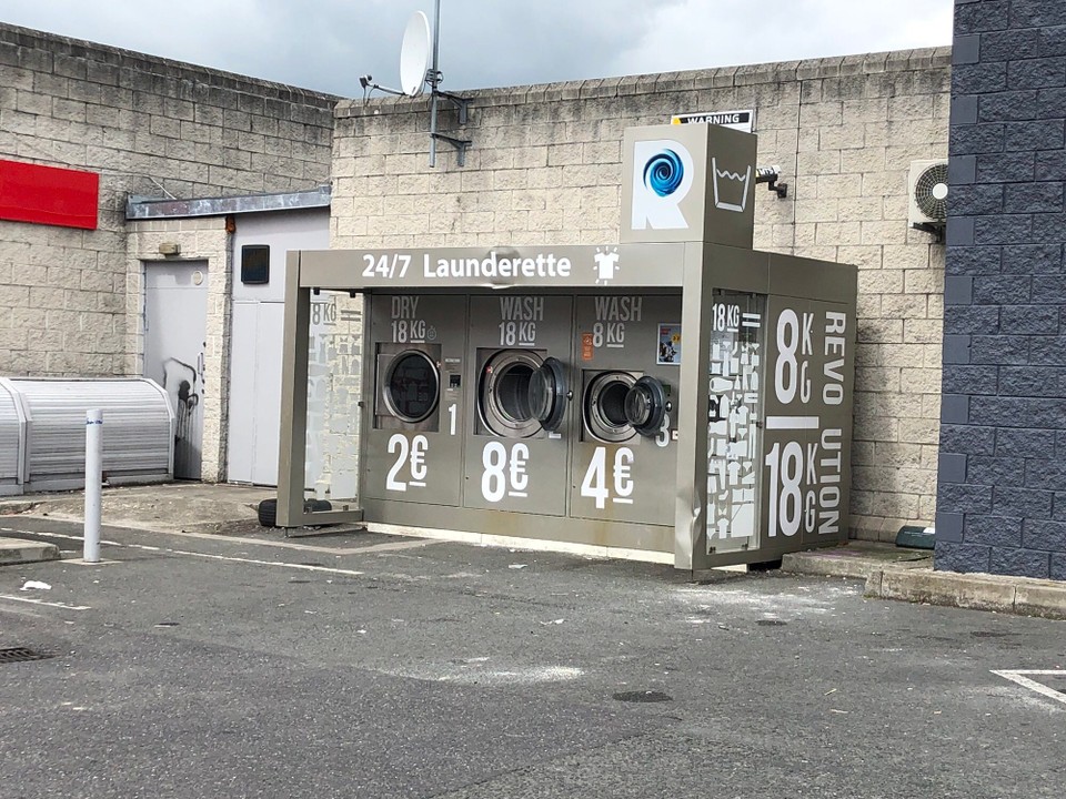 Irland - Tallaght - Öffentliche Waschmaschinen (so etwas findet man an Tankstellen)