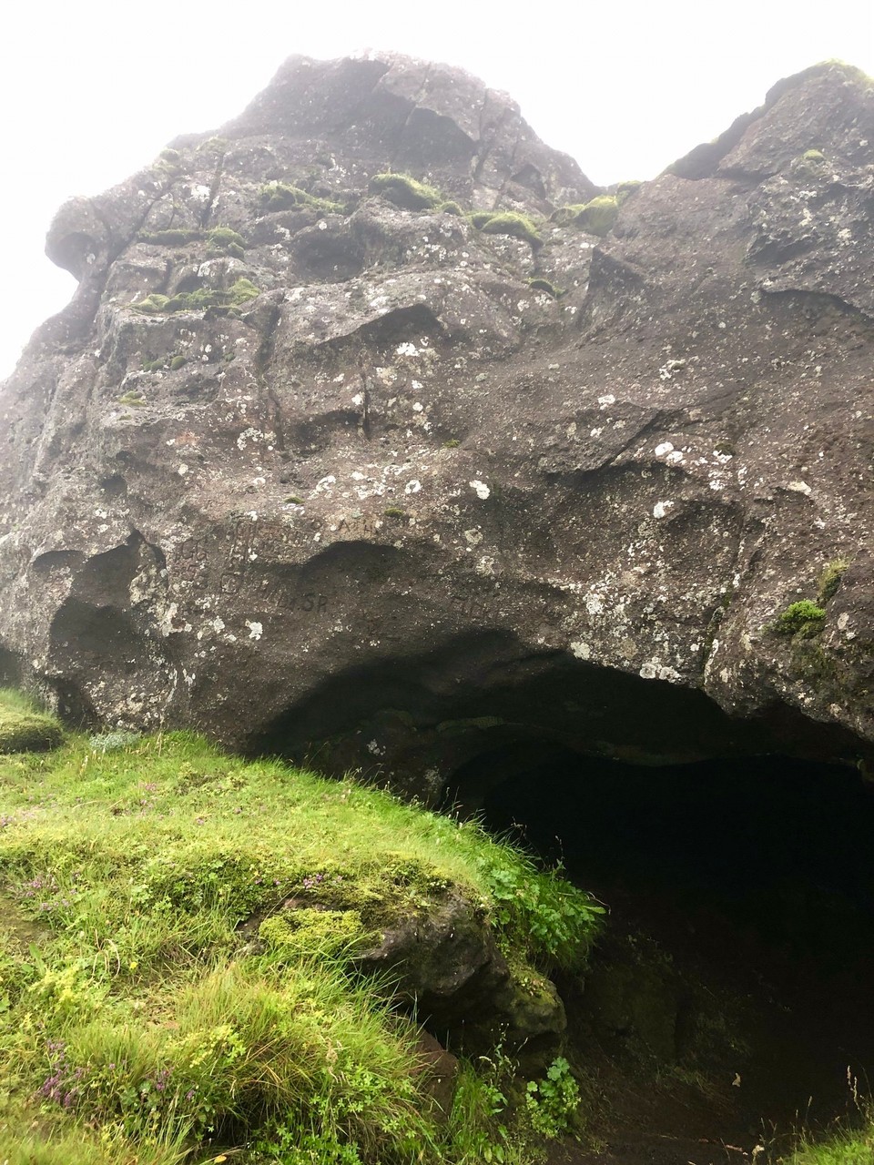 Island - Mýrdalshreppur - Da ich keine Taschenlampe dabei habe und die Höhle so unheimlich aussieht, gehe ich schnell wieder zurück zum Auto...