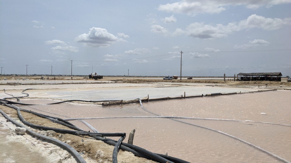 Kolumbien - The Guajira Desert - Salzfelder in der Wüste ... Für einen großen Sack Salz, ich schätze Mal so ... 10-20 kg, bekommen die Arbeiter umgerechnet 70 Cent ... 