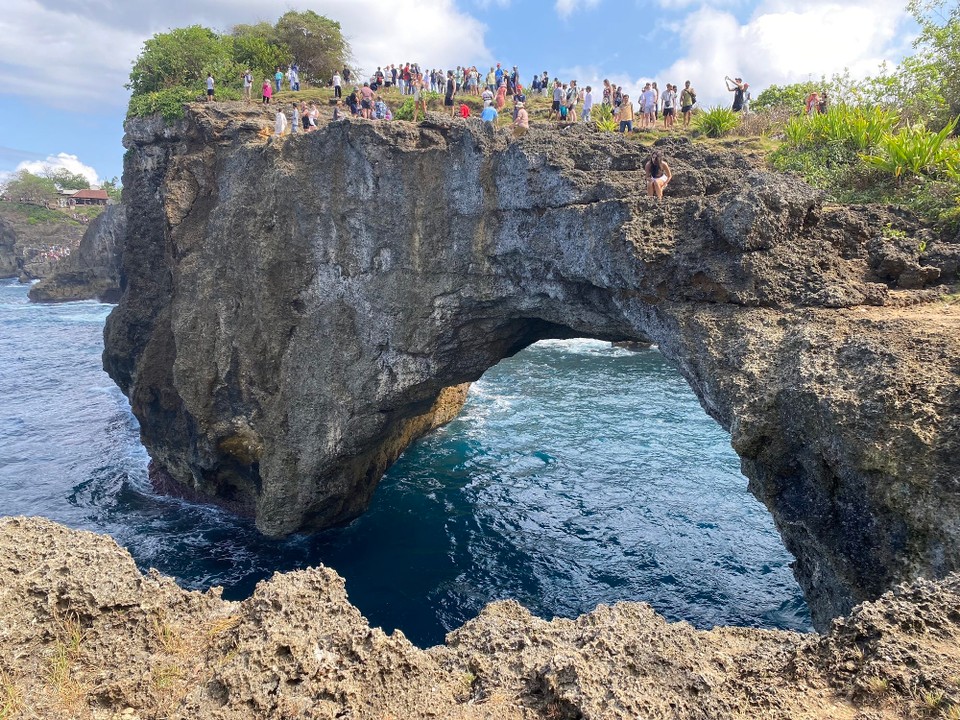 Indonesien - Kabupaten Badung - Gleich nebenan Broken Beach. Echt beeindruckend von der Seeseite.