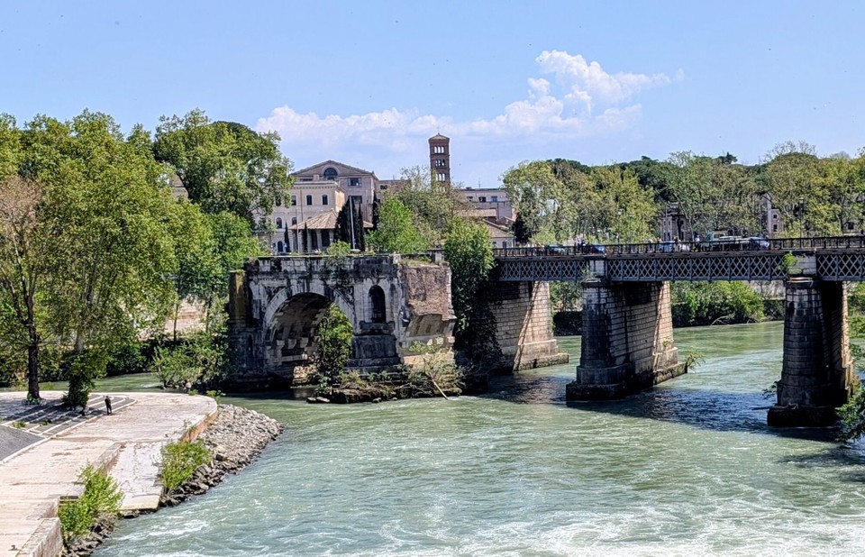 Italien - Rom - Auf dem Rückweg überqueren wir den Tiber auf einer der vielen antiken Brücken.