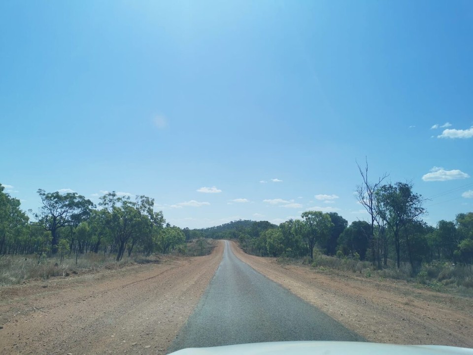 Australien - Mount Surprise - Plötzlich wird Stross schmäler... intressant wirds, wenn an Road Train chunt. De heissts ufd Sita goh.