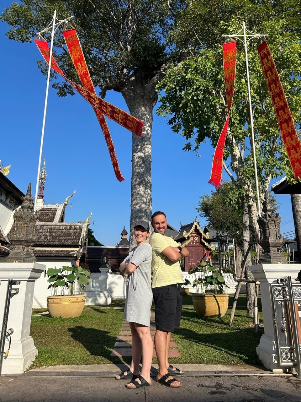 Thailand - Chiang Mai - Eine Frau. Ein Mann. Ein Baum. Birkenstocks. 

Mehr gibt es nicht zu sagen. 