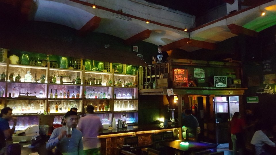 Mexiko - Oaxaca - Sehr bekannt ist Oaxaca für die Herstellung von...... Mezcal...... der Barmann hat uns sehr geduldig in die unterschiedlichen Sorten eingeführt. 