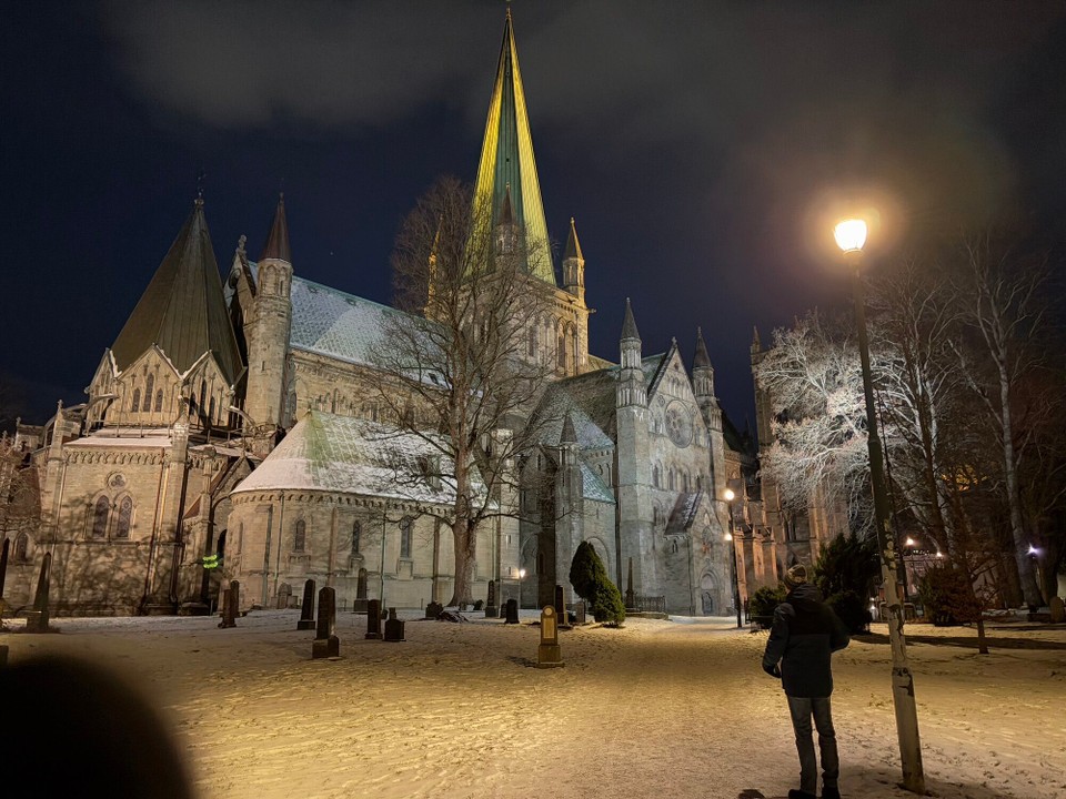 Norwegen - Trondheim - Der Dom, dieses Mal im Winter wenn es dunkel ist 