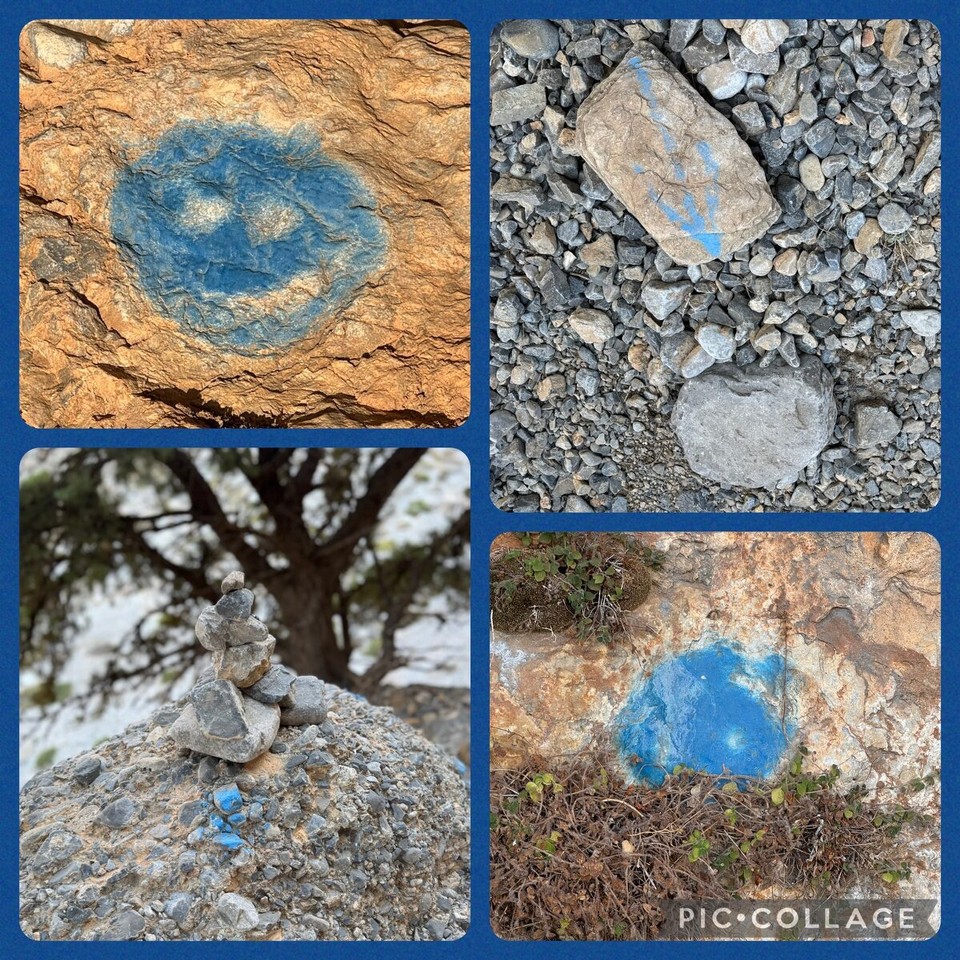 Griechenland - Chora Sfakion - Das ist unser Zechen für die Tour und Steintürme, die wohl andere Wanderer platziert haben, um den Weg nicht aus den Augen zu verlieren. Der blaue Klecks versteckt sich manchmal arg. 